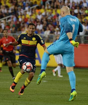 USA s goalie Brad Guzan (1) blasts the ball away from Colombia s Carlos Bacca (7) in the second half at COPA America Centenario at Levi s Stadium in Santa Clara, California on June 3, 2016. Colombia won 2-0.  SXP2016060326 TERRYxSCHMITT