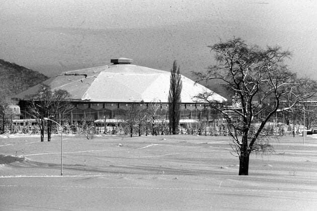 Olympische Spiele 1972 in Sapporo: Schneelandschaft mit Sportstätte