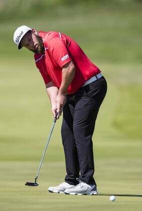 160604 Andrew Johnston, England med en putt under dag tre av golftävlingen Nordea Masters den 4 Juni 2016 i Stockholm.  Copyright: ANDREASxSANDSTRÖM BB160604BB066