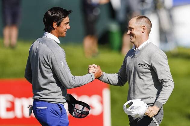 160604 Alex Noren, Sverige tackar sin spelpartner Matteo Manassero, Italien under dag tre av golftävlingen Nordea Masters den 4 Juni 2016 i Stockholm.  Copyright: ANDREASxSANDSTRÖM BB160604BB089