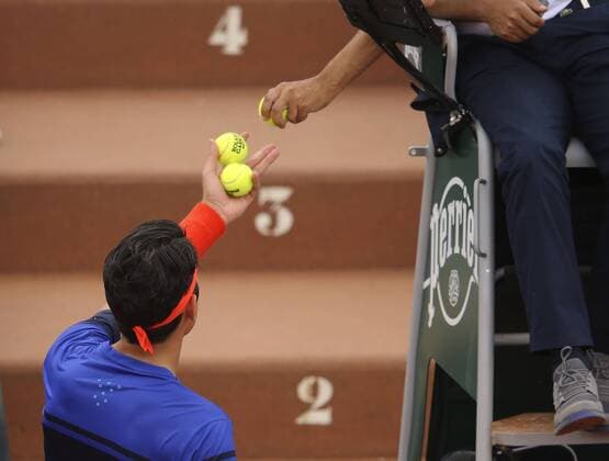 Foto : Milos Raonic ( CAN ) übergibt die Bälle an den Schiedsrichter Tennis French Open in Paris Day 6 Fr. 27.05.2016