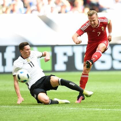 Fussball, Herren, Saison 2015 16, Länderspiel in Gelsenkirchen, Deutschland - Ungarn, Julian Draxler (Nr. 11), Balazs Dzsudzsak (Nr. 7, Ungarn), 04.06.2016,