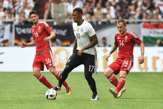 Fußball Länderspiel Deutschland - Ungarn am 04.06.2016 in der Veltins-Arena in Gelsenkirchen Adam Pinter ( Ungarn ), links - Jerome Boateng ( Deutschland ), mitte - Gergö Lovrencsics ( Ungarn ), rechts xRx