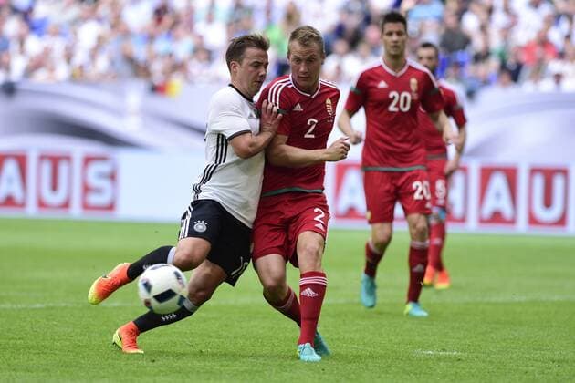 Fussball Länderspiel Deutschland - Ungarn am 04.06.2016 in der Veltins-Arena in Gelsenkirchen Mario Goetze ( Deutschland ), links - Adam Lang ( Ungarn ), mitte xPBJPGx