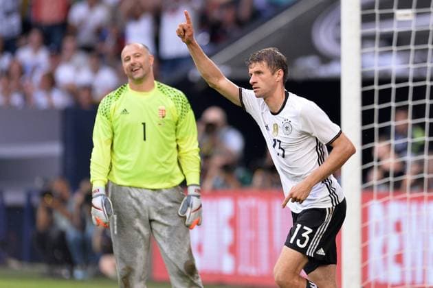 Themen der Woche - SPORT Bilder des Tages - SPORT Fußball Länderspiel Deutschland - Ungarn am 04.06.2016 in der Veltins-Arena in Gelsenkirchen Torjubel zum 2:0 durch Thomas Müller ( Deutschland ), rechts Foto: Osnapix TT