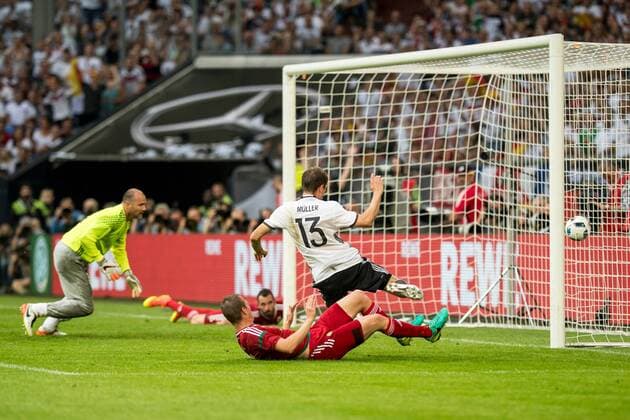 Thomas Mueller (GER 13) mit dem Tor zum 2:0 gegen Adam Lang (HUN 2) und Torwart Gabor Kiraly (HUN 1) beim Freundschaftsspiel zwischen Deutschland und Ungarn am 04.06.2016, Gelsenkirchen Copyright: Schuelerx xEibnerx-xPressefoto