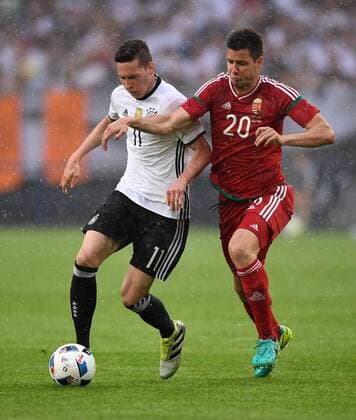 FUSSBALL INTERNATIONAL TESTSPIEL IN SCHALKE 04.06.2016 Deutschland - Ungarn 04.06.2016 Julian Draxler (li, Deutschland) gegen Richard Guzmics (re, Ungarn) 