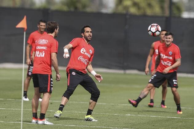 Copa America, Training Nationalteam Chile Chile national soccer team Nationalteam goalkeeper Claudio Bravo (C) during a training session at Avaya Stadium in San Jose, California, US, 04 June 2016. TRAINING SESSION OF CHILE !ACHTUNG: NUR REDAKTIONELLE NUTZUNG!  SAN01 20160604-636006715241024177