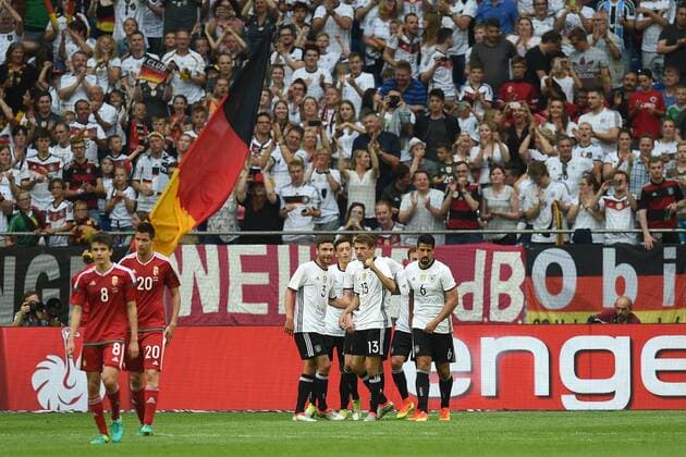Fussball, Herren, Saison 2015 16, Länderspiel in Gelsenkirchen, Deutschland - Ungarn, Adam Nagy (Nr. 8, Ungarn), Richard Guzmics (Nr. 20, Ungarn), Jonas Hector (Nr. 3), Mesut Özil (Nr. 8), Thomas Müller (Nr. 13), Mario Götze (Nr. 19), Sami Khedira (Nr. 6), 04.06.2016,