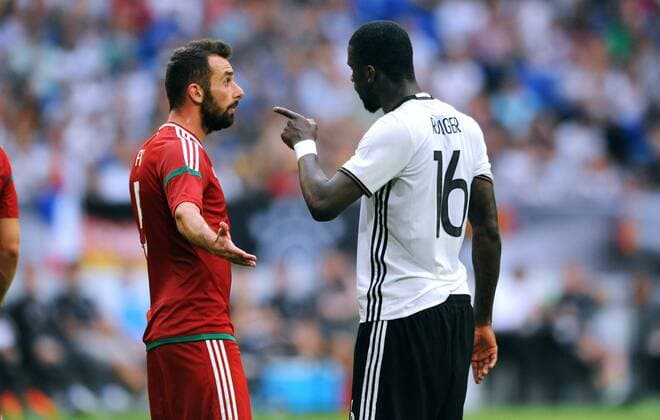 Fussball, Länderspiel, Deutschland, Herren, Vorbereitungsspiel zur EM 2016 in Frankreich, Veltins Arena Gelsenkirchen: Deutschland (weiss) - Ungarn (rot) 2:0; Attila Fiola (HUN), Antonio Rüdiger (GER), Aktion.