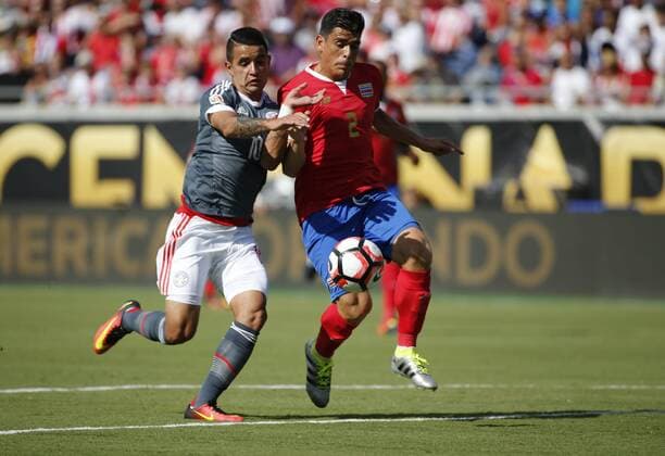 Paraguay Derlis Gonzalez (L) against Costa Rica Johnny Acosta (R) during a Copa America match at Camping World stadium in Orlando, Florida, US, 04 June 2016. Costa Rica Vs. Paraguay !ACHTUNG: NUR REDAKTIONELLE NUTZUNG!  SAN01 20160604-636006799066076019