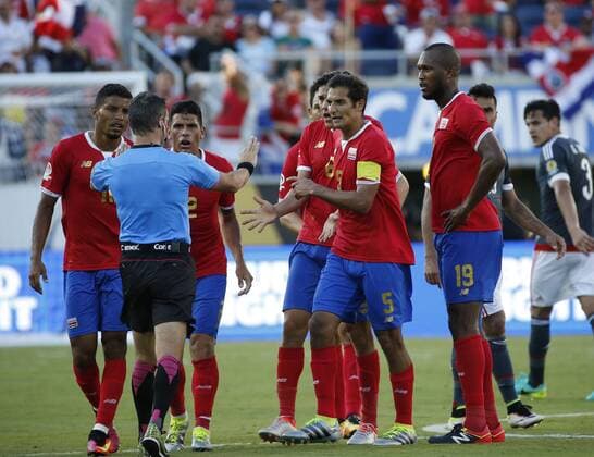 Costa Rica Kendall Waston (R) receives a red card by Argentinian referee Patricio Loustau (L) during a Copa America match at Camping World stadium in Orlando, Florida, US, 04 June 2016. Costa Rica Vs. Paraguay !ACHTUNG: NUR REDAKTIONELLE NUTZUNG!  SAN01 20160605-636006861204917092