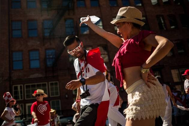 Peruvian fans celebrate outside CenturyLink Field stadium prior to a game between Haiti and Peru for the Copa America 2016, in Seattle, Washington, United States, 04 June 2016. EPA JORDAN STEAD Haiti Vs. Perú !ACHTUNG: NUR REDAKTIONELLE NUTZUNG!  SEA08 20160605-636006863113889092