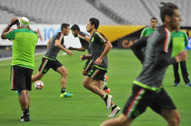Mexico s National Soccer team player Javier Hernandez heads a ball during a training session at the Phoenix University Stadium, in Glendale, Arizona, USA, 04 June 2016. Mexico and Uruguay will play a game for the Copa America 2016 on 05 June 2016. EFE GARY WILLIAMS Mexico s National soccer team training session !ACHTUNG: NUR REDAKTIONELLE NUTZUNG!  GLE01 20160605-636006925417942912