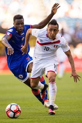SEA02. SEATTLE (WA, USA), 04 06 2016.- Christian Cueva (R) of Peru pushes past Haitian players during the first half of the Copa America Centenario soccer match between Haiti and Peru at CenturyLink Field in Seattle (Washington), USA, 4 June, 2016. Haiti vs. Perú !ACHTUNG: NUR REDAKTIONELLE NUTZUNG!  SEA02 20160605-636006943046987703