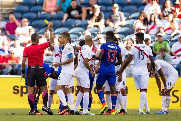 SEA03. SEATTLE (WA, USA), 04 06 2016.- A yellow card is pulled during the first half of the Copa America Centenario soccer match between Haiti and Peru at CenturyLink Field in Seattle (Washington), USA, 4 June, 2016. Haiti vs. Perú !ACHTUNG: NUR REDAKTIONELLE NUTZUNG!  SEA03 20160605-636006943061027703