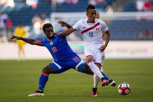 SEA01. SEATTLE (WA, USA), 04 06 2016.- Christian Cueva (R) of Peru battles for the ball against Jeff Louis (L) of Haiti during the first half of the Copa America Centenario soccer match between Haiti and Peru at CenturyLink Field in Seattle (Washington), USA, 4 June, 2016. Haiti vs. Perú !ACHTUNG: NUR REDAKTIONELLE NUTZUNG!  SEA01 20160605-636006943752575703