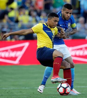 Brazil Dani Alves (R) against Ecuador Jefferson Montero (L) during a Copa America match in Pasadena, Los Angeles, California, US, 04 June 2016. Brazil Vs. Ecuador !ACHTUNG: NUR REDAKTIONELLE NUTZUNG!  SAN01 20160605-636006969442345855