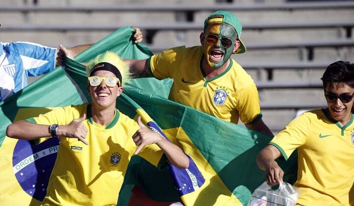 Fans of Brazil s soccer team cheer before playing against Ecuador in the COPA America Centenario at the Rose Bowl in Pasadena, California on June 4, 2016.  LAP20160604601 ALEXxGALLARDO