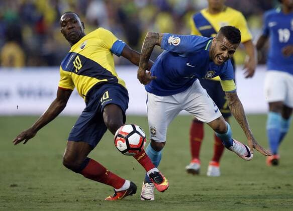 Ecuador midfielder Walter Ayovi (10) battles Brazil defender Dani Alves (2) for the ball in the first half at COPA America Centenario at the Rose Bowl in Pasadena, California on June 4, 2016.  LAP20160604604 ALEXxGALLARDO