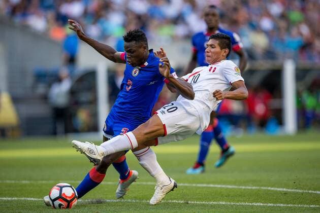 SEA06. SEATTLE (WA, USA), 04 06 2016.- Christian Cueva (R) of Peru slides up against Romain Genevois (L) of Haiti during the second half of the Copa America Centenario soccer match between Haiti and Peru at CenturyLink Field in Seattle (Washington), USA, 4 June, 2016. Peru beat Haiti 1-0. Haiti vs. Perú !ACHTUNG: NUR REDAKTIONELLE NUTZUNG!  SEA06 20160605-636007031144481394
