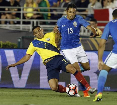 Bilder des Tages SPORT Ecuador midfielder Jefferson Montero (7) battles Brazil defender Marquinhos (13) for the ball in the second half at COPA America Centenario at the Rose Bowl in Pasadena, California on June 4, 2016. Brazil and Ecuador played to a 0-0 tie.  LAP20160604614 ALEXxGALLARDO