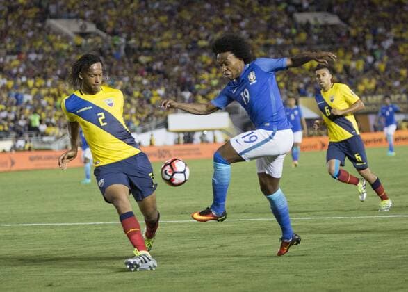 Ecuadorean Arturo Mina (L) vies for the ball with Brazilian Willian (R) during their match in the Copa America Centenario 2016 football tournament held in Pasadena, California on Saturday June 4, 2016. Brazil Vs. Ecuador !ACHTUNG: NUR REDAKTIONELLE NUTZUNG!  SAN01 20160605-636007071527789308