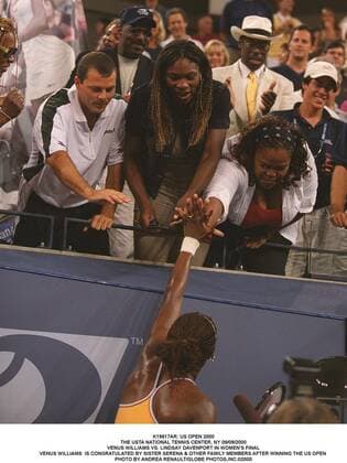 Tennis, US Open Damen Finale 2000, Venus Williams - Lindsay Davenport Jan. 1, 2011 - K19617AR: US OPEN 2000.THE USTA NATIONAL TENNIS CENTER, NY 09 09 2000.VENUS WILLIAMS VS. LINDSAY DAVENPORT IN WOMEN S FINAL.VENUS WILLIAMS IS CONGRATULATED BY SISTER SERENA & OTHER FAMILY MEMBERS AFTER WINNING THE US OPEN . ANDREA RENAULT 2000 VENUS WILLIAMS WINS US OPEN - ZUMAg49_