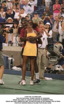 Tennis, US Open Damen Finale 2000, Venus Williams - Lindsay Davenport Jan. 1, 2011 - K19617AR: US OPEN 2000.THE USTA NATIONAL TENNIS CENTER, NY 09 09 2000.VENUS WILLIAMS VS. LINDSAY DAVENPORT IN WOMEN S FINAL.VENUS WILLIAMS EMBRACES HER FATHER RICHARD AFTER WINNING THE US OPEN. ANDREA RENAULT 2000 VENUS WILLIAMS WINS US OPEN - ZUMAg49_