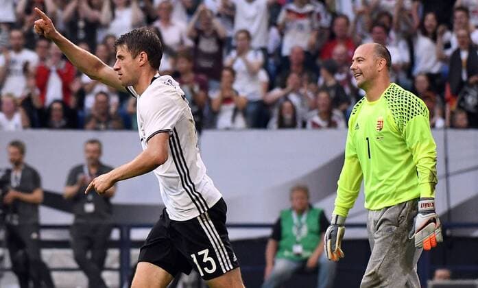 04.06.2016, xpsx, Fussball Testspiel, Deutschland - Ungarn, emspor, v.l. Torjubel zum 2:0 fuer Deutschland Thomas Mueller (Deutschland Germany), Gabor Kiraly (Ungarn Hungary) Gelsenkirchen