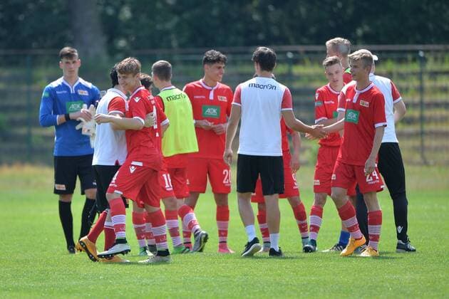 Fussball, Jugend, Saison 2015 16, B-Jugend Bundesliga Nord Nordost (26. Spieltag), 1. FC Union Berlin - Tennis Borussia Berlin, Jubel nach dem Klassenerhalt, 05.06.16,