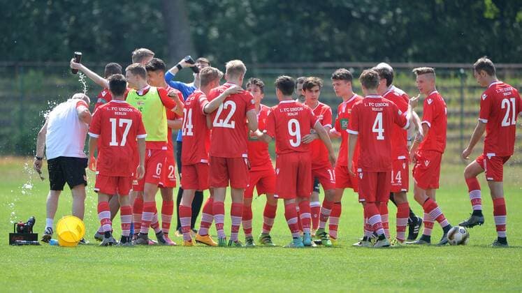Fussball, Jugend, Saison 2015 16, B-Jugend Bundesliga Nord Nordost (26. Spieltag), 1. FC Union Berlin - Tennis Borussia Berlin, Jubel nach dem Klassenerhalt, 05.06.16,