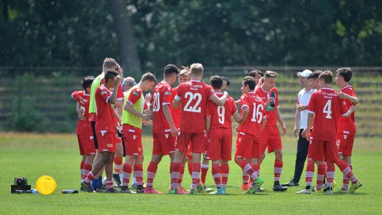 Fussball, Jugend, Saison 2015 16, B-Jugend Bundesliga Nord Nordost (26. Spieltag), 1. FC Union Berlin - Tennis Borussia Berlin, Jubel nach dem Klassenerhalt, 05.06.16,