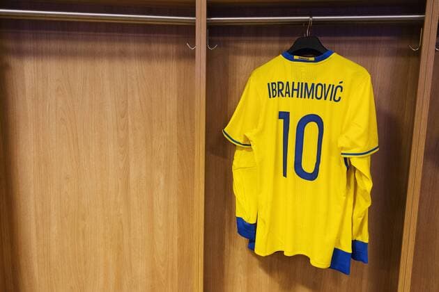 Euro 2016, Testspiel, Schweden - Wales 160605 Trikot von Zlatan Ibrahimovic hängt in Schwedens Umkleidekabine - Länderspiel -- Schweden - Wales -- 5 juni 2016 in Stockholm.  Copyright: JOELxMARKLUND BB160605JM013
