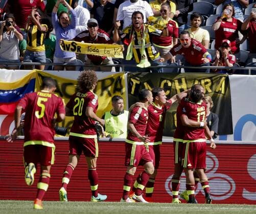 Copa America, Jamaika - Venezuela Venezuela national team Nationalteam player Josef Martínez (R) celebrates with his teammates after scoring a goal during a soccer match of the Group C between Jamaica and Venezuela of the Copa America 2016 held at the Soldier Field in Chicago, Illinois, Estados Unidos, on 5 June 2016. Jamaica and Venezuela !ACHTUNG: NUR REDAKTIONELLE NUTZUNG!  CHI01 20160605-636007675175505327