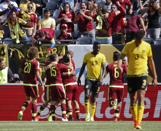 Copa America, Jamaika - Venezuela Venezuela national team Nationalteam player Josef Martínez (C) celebrates with his teammates after scoring a goal during a soccer match of the Group C between Jamaica and Venezuela of the Copa America 2016 held at the Soldier Field in Chicago, Illinois, Estados Unidos, on 5 June 2016. Jamaica and Venezuela !ACHTUNG: NUR REDAKTIONELLE NUTZUNG!  CHI01 20160605-636007675193757327