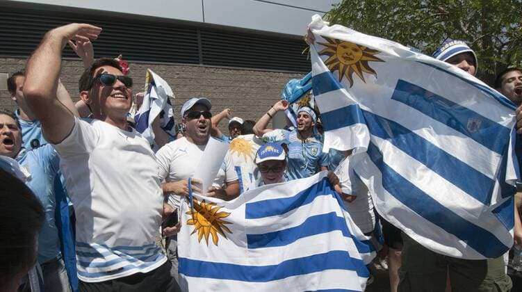 Fans of Uruguay support their team before a soccer match between Mexico and Uruguay of the Copa America 2016 held at the Universidad de Phoenix stadium in Glendale, Arizona, USA, on 5 June 2016. EFE Gary Williams MEXICO VS URUGUAY !ACHTUNG: NUR REDAKTIONELLE NUTZUNG!  GLE01 20160606-636007683170025788