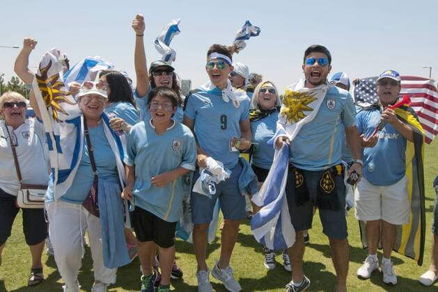 Fans of Uruguay support their team before a soccer match between Mexico and Uruguay of the Copa America 2016 held at the Universidad de Phoenix stadium in Glendale, Arizona, USA, on 5 June 2016. EFE Gary Williams MEXICO VS URUGUAY !ACHTUNG: NUR REDAKTIONELLE NUTZUNG!  GLE01 20160606-636007683186405578