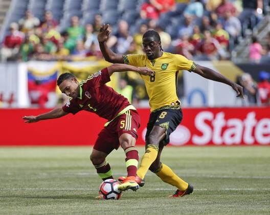 Arquimedes Figuera (L) of Venezuela in action against Clayton Donaldson (R) of Jamaica during a soccer match of the Group C between Jamaica and Venezuela of the Copa America 2016 held at the Soldier Field in Chicago, Illinois, Estados Unidos, on 5 June 2016. Jamaica and Venezuela !ACHTUNG: NUR REDAKTIONELLE NUTZUNG!  CHI01 20160606-636007689148545017