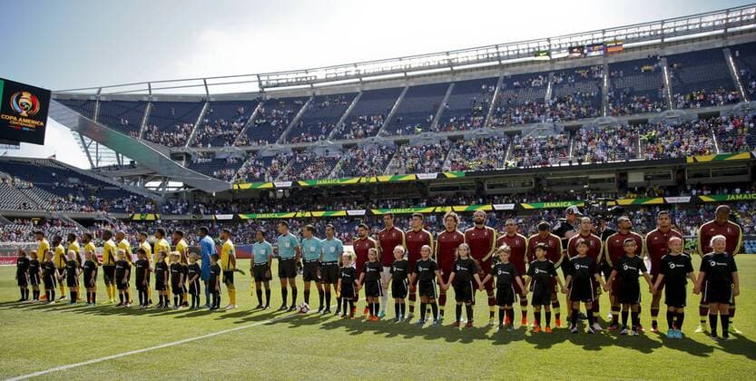 Venezuela players (R) and Jamaica players (L) prior of their Copa America match at Soldier Field stadium in Chicago, Illinois, US, 05 June 2016. Jamaica Vs. Venezuela !ACHTUNG: NUR REDAKTIONELLE NUTZUNG!  CHI01 20160606-636007746929991938