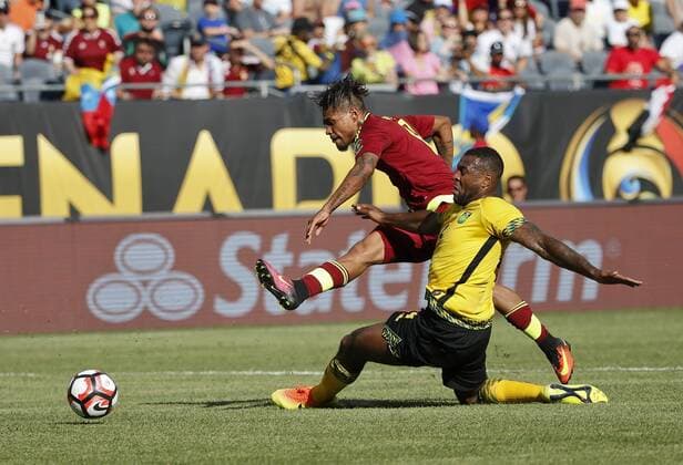 Venezuela Josef Martinez (L) against Jamaica Wes Morgan (R) during their Copa America match at Soldier Field stadium in Chicago, Illinois, US, 05 June 2016. Jamaica Vs. Venezuela !ACHTUNG: NUR REDAKTIONELLE NUTZUNG!  CHI01 20160606-636007781025969380