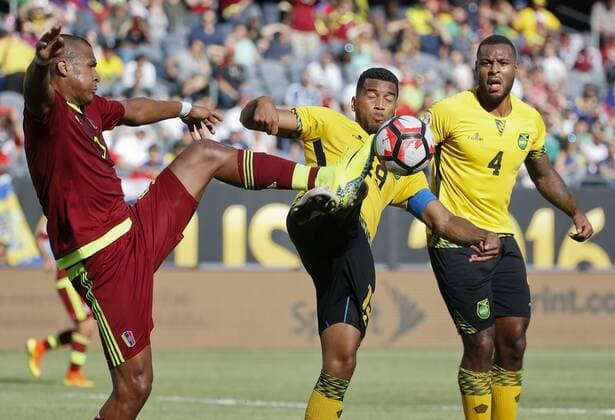 Venezuela Jose Salomon Rondon (L) against Jamaica Adrian Mariappa (C) and Wes Morgan (R) during their Copa America match at Soldier Field stadium in Chicago, Illinois, US, 05 June 2016. Jamaica Vs. Venezuela !ACHTUNG: NUR REDAKTIONELLE NUTZUNG!  CHI01 20160606-636007781693493380