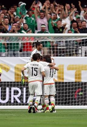 05 June 2016: Mexico players celebrate after scoring a first half goal during the Copa America Centenario game against Uruguay at University of Phoenix Stadium in Glendale, Az. (Photo by Chris Coduto Icon Sportswire) SOCCER: JUN 05 Copa America Centenario - Mexico v Uruguay Icon3171606050234 EDITORIAL USE ONLY