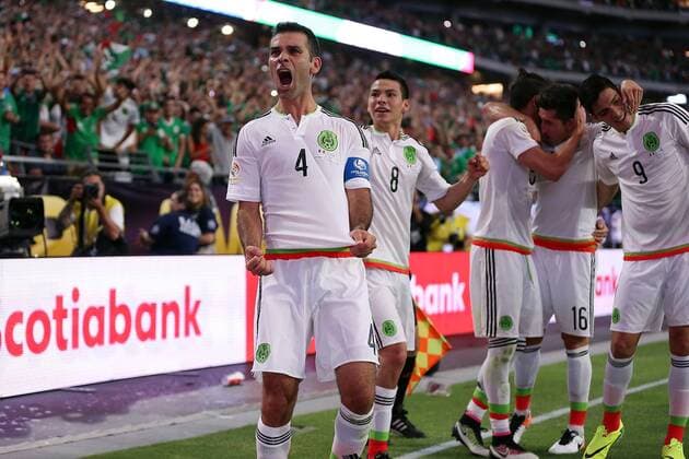 Copa America, Mexiko - Uruguay 05 June 2016: Mexico defender Rafael M?rquez 4 (left) reacts after his goal during the second half of the Copa America Centanario game against Uruguay at University of Phoenix Stadium in Glendale, Az. Mexico won 3-1. (Photo by Chris Coduto Icon Sportswire) SOCCER: JUN 05 Copa America Centenario - Mexico v Uruguay Icon3171606051619 EDITORIAL USE ONLY