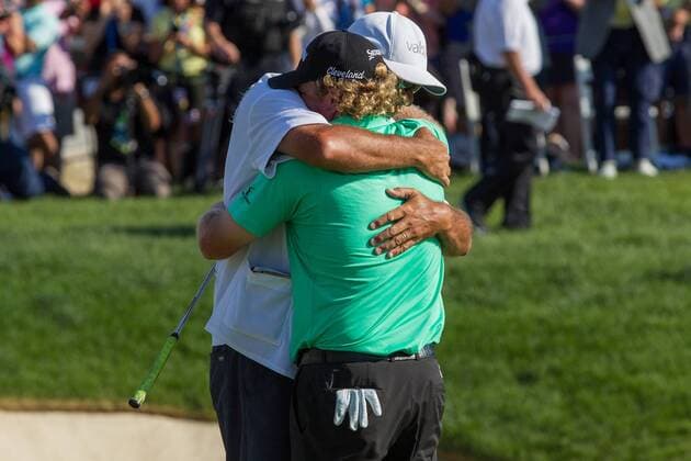 June 05, 2016: William McGirt hugs his caddies after winning the Memorial Tournament presented by Nationwide at Muirfield Village Golf Club in Dublin, OH. (Photo by Michael Griggs Icon Sportswire) GOLF: JUN 05 PGA Golf Herren - the Memorial Tournament presented by Nationwide - Final Round Icon160605013 EDITORIAL USE ONLY