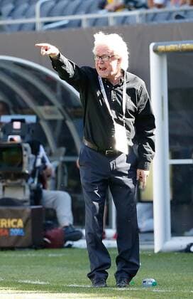 Jamaica manager Winfried Schäfer yells during the first half of a 2016 Copa America Centenario Group C match against the Venezuela at Soldier Field in Chicago on June 5, 2016. Venezuela defeated Jamaica 1-0.  CHI2016060516 BRIANxKERSEY