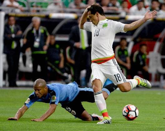Mexico s Andres Guardado (R) trips up Uruguay s Carlos Sanchez in the second half of the Mexico-Uruguay match during the COPA America Centenario at University of Phoenix Stadium in Glendale, Arizona, June 5, 2016.  PXP2016060501 ARTxFOXALL