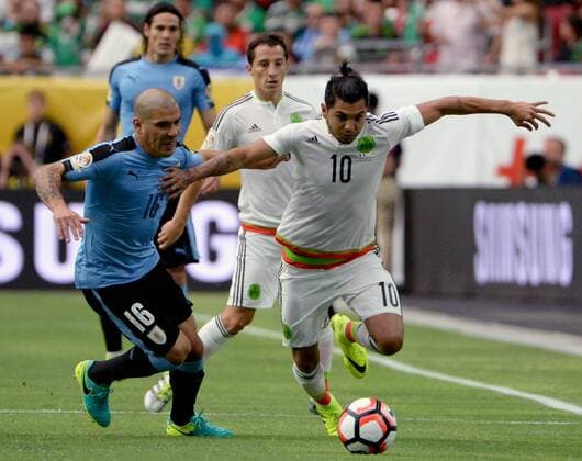 Mexico s Jesus Manuel Corona (10) gets around Uruguay s Maximiliano Pereira (16) in the first half of the Mexico-Uruguay match during the COPA America Centenario at University of Phoenix Stadium in Glendale, Arizona, June 5, 2016.  PXP2016060503 ARTxFOXALL