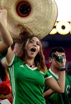 A Fan of Mexico waves a sombrero during the Mexico-Uruguay match during the COPA America Centenario at University of Phoenix Stadium in Glendale, Arizona, June 5, 2016.  PXP2016060520 ARTxFOXALL