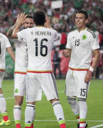 Copa America, Mexiko - Uruguay Mexican Hernan Herrera celebrates with teammates a goal to Uruguay during their Copa America 2016 game, at the Phoenix University Stadium, in Glendale, Arizona, USA, 05 June 2016. EPA GARY WILLIAMS URUGUAY VS. MÉXICO !ACHTUNG: NUR REDAKTIONELLE NUTZUNG!  GLO24 20160606-636007930371175671